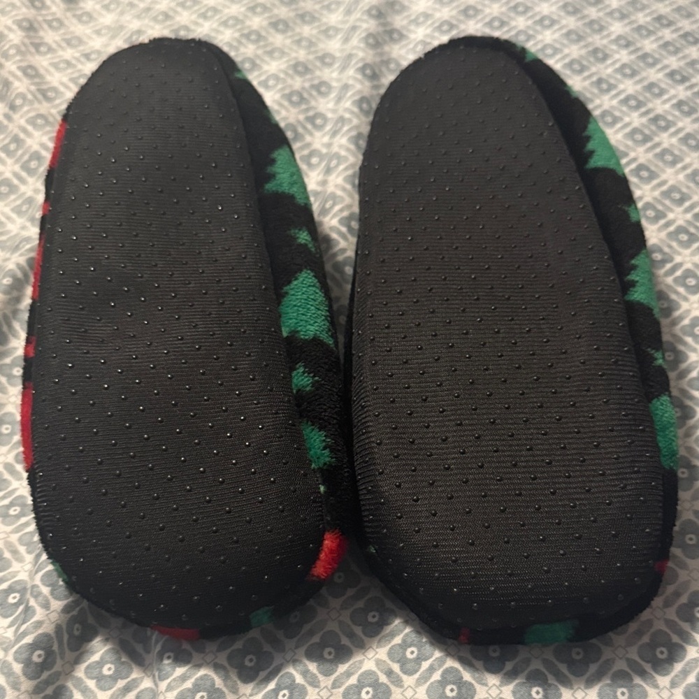 Cozy Slippers with Festive Design - Picture 4 of 5